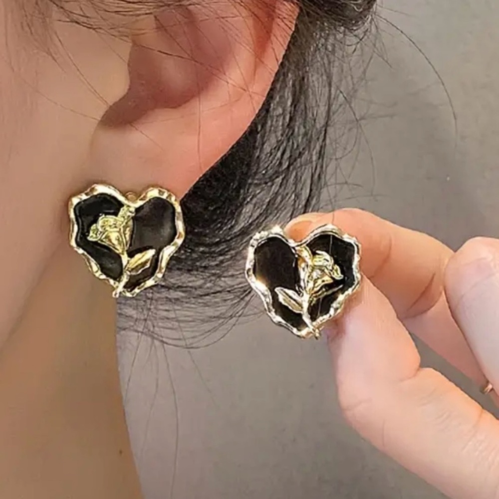 💎NEW Gold Pkated Flower Rose Black Enamel Earrings
